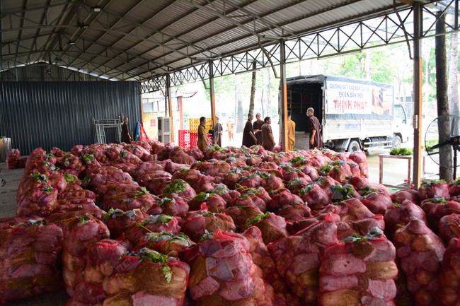 Continuing to support people in need in the Covid-19 pandemic of Hoang Phap Pagoda (series 4)